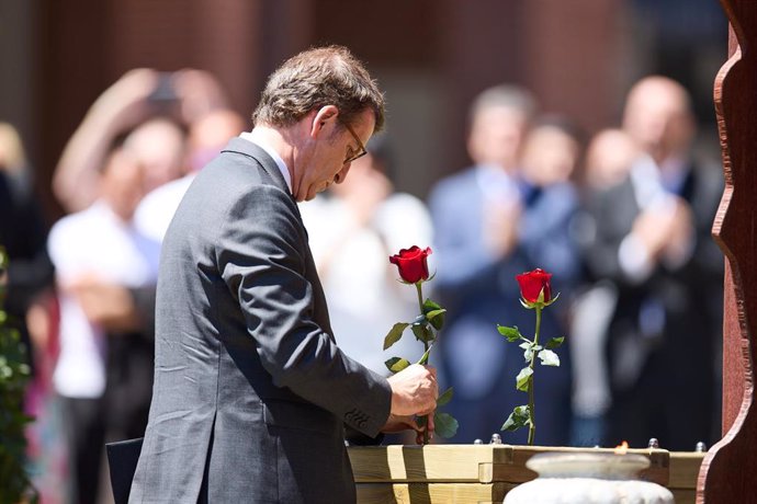 El presidente del PP, Alberto Núñez Feijóo, deposita una rosa durante el homenaje a Miguel Ángel Blanco, a 10 de julio de 2022, en Ermua, Vizcaya, Euskadi (España).