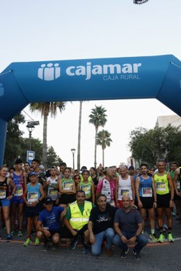 Más de 550 participantes recorren el centro histórico de Almería en la carrera nocturna contra el cáncer