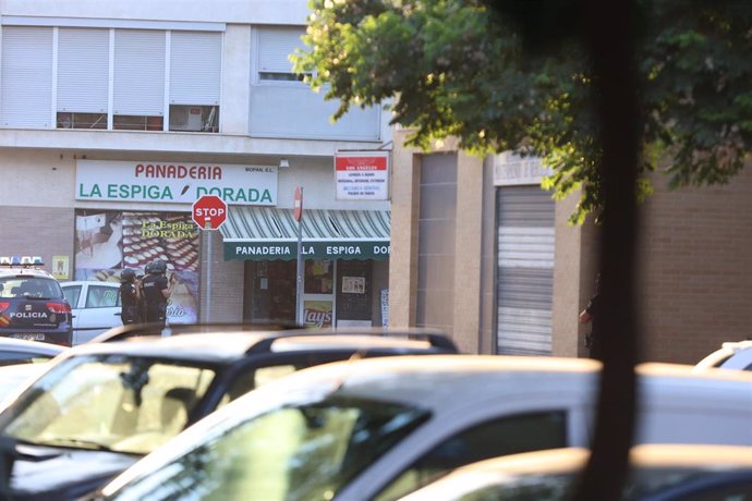 Imágenes de las calles cortadas durante el dispositivo para reducir al hombre que se encuentra atrincherado y armado en el interior de una panadería de Pino Montano. La Policía Nacional trabaja para reducir a este hombre. A 7 de julio de 2022 en Sevilla