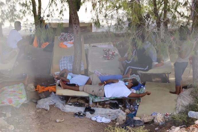 Migrantes en el centro de recepción de Lampedusa
