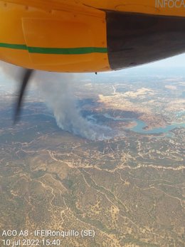 Incendios.- Continúan las labores de extinción del incendio forestal declarado en El Ronquillo (Sevilla)