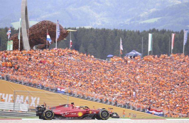 Charles Leclerc ante los seguidores de Max Verstappen
