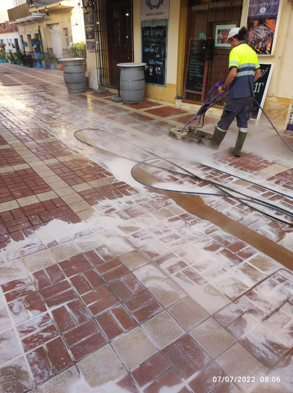 El Ayuntamiento de Torremolinos intensifica limpieza con un plan gradual que llegará a todo el municipio