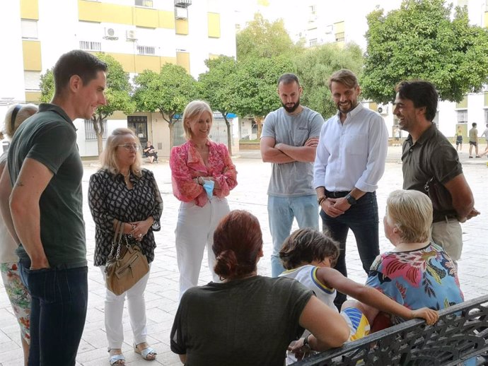 Visita del PP a la barriada de La Granja, en Jerez.