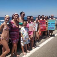 Bañistas protagonizan una cadena humana en protesta por la desecación de las Salinas de Cabo de Gata (Almería)