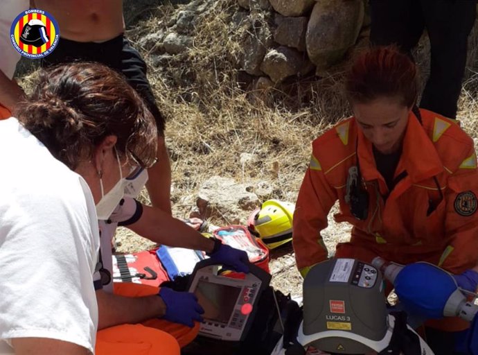 Efectivos de bomberos y medios sanitarios en el Pou Clar de Ontinyent (Valencia)