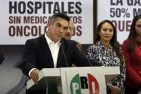 El líder del PRI denuncia "persecución política" tras pasar una hora retenido en el aeropuerto de México