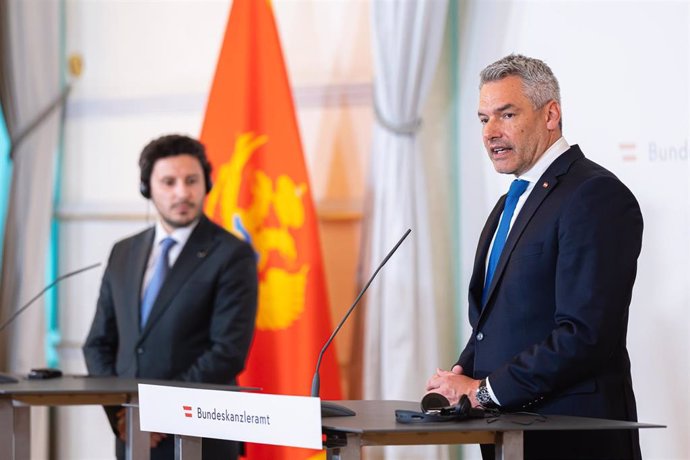 07 de julio de 2022, Austria, Viena: El canciller austriaco Karl Nehammer y el primer ministro montenegrino Dritan Abazovic ofrecen una rueda de prensa conjunta tras su reunión en Viena. Foto: Florian Schrtter/BKA/dpa