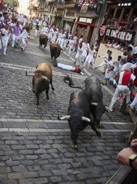 Los toros de Cebada Gago generan el pánico en un quinto encierro con al menos tres corneados