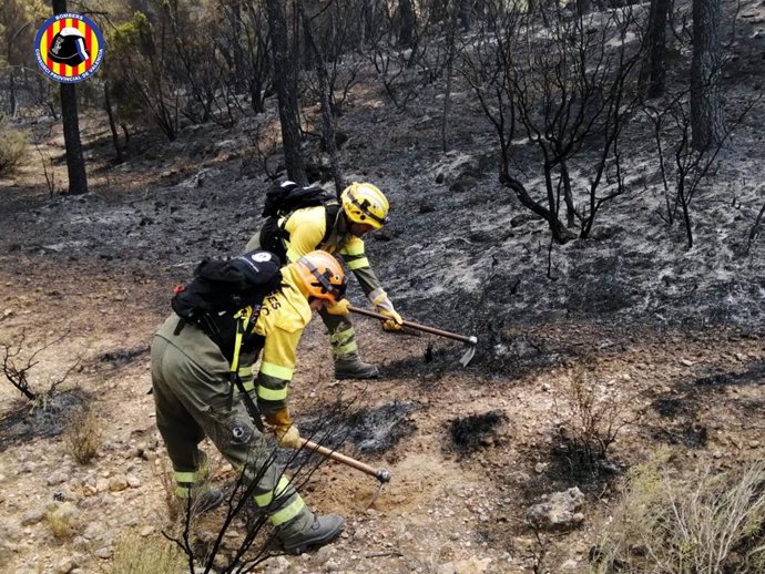 Bomberos trabajan en el incendio de Venta del Moro (Valencia)