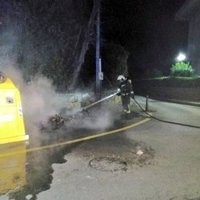 Los bomberos intervienen en incendios de contenedores en Noja y de una furgoneta en Liaño