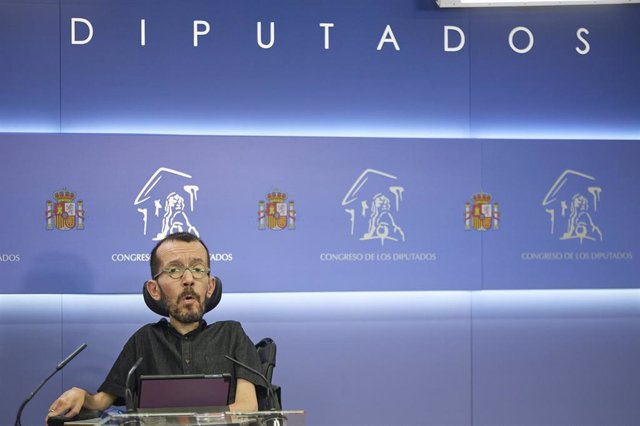 El portavoz de Unidas Podemos en el Congreso, Pablo Echenique, interviene en una rueda de prensa anterior a una Junta de Portavoces, en el Congreso de los Diputados, a 28 de junio de 2022, en Madrid (España).