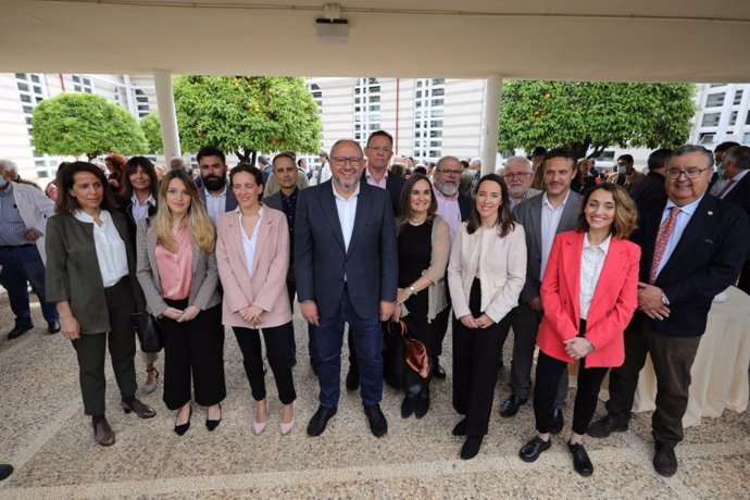 Torralbo (centro), con su equipo, en una imagen tomada durante la campaña de las elecciones a rector que ganó el pasado mayo.