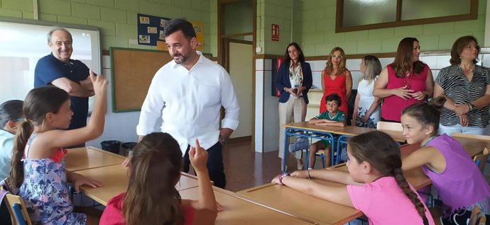 El consejero de Educación y Deporte, Manuel Alejandro Cardenete, visita en Sevilla el CEIP Valeriano Bécquer.