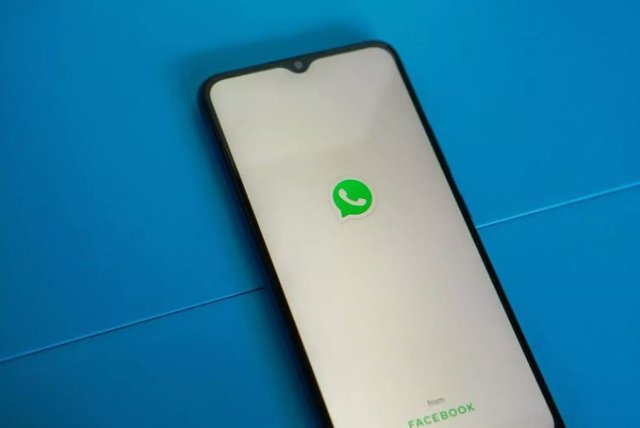 Un dispositivo móvil iniciando sesión en WhatsApp