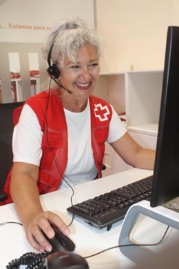 Una voluntaria de Cruz Roja realiza una llamada de seguimiento.