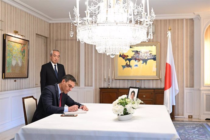 El presidente del Gobierno, Pedro Sánchez, firma en el libro de condolencias de la embajada de Japón por la muerte del ex primer ministro, Shinzo Abe.