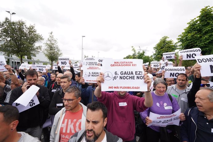Varias personas, con pancartas que rezan '6 Noche No' y 'Domingos No' durante una manifestación en defensa del convenio de Mercedes Vitoria, en la factoría de Mercedes, a 22 de junio de 2022, en Vitoria, Álava, Euskadi (España). 