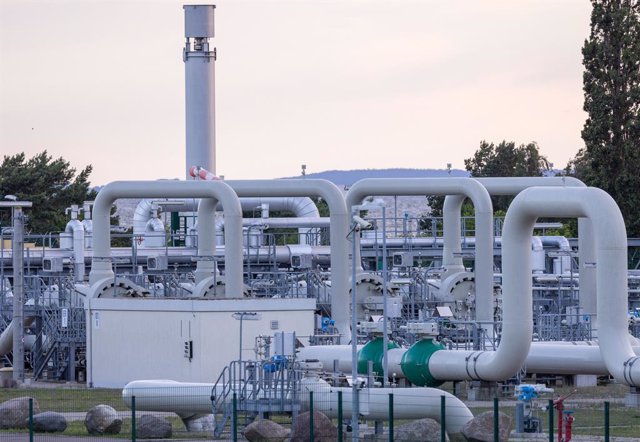 11 July 2022, Mecklenburg-Western Pomerania, Lubmin: A general view of the pipe systems and shut-off devices at the gas receiving station of the Nord Stream 1 Baltic Sea pipeline and the transfer station of the OPAL (Ostsee-Pipeline-Anbindungsleitung - Ba
