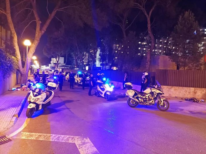 Policía Local requisa más de 600 latas en un operativo contra la venta ambulante de alcohol en Playa de Palma.