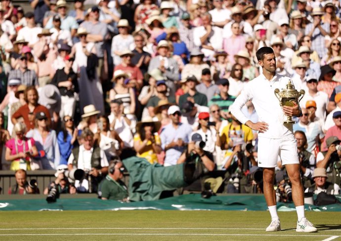 Novak Djokovic posa con el trofeo de Wimbledon 2022.