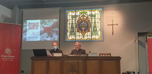 (DER A IZQ)  El Arzobispo Electo De Valladolid, Luis Argüello,  Y El Presidente De Cártias Autonómica De Castilla Y León, Jesús Martín De Lera, Durante La Presentación De La Memoria Regional De 2021