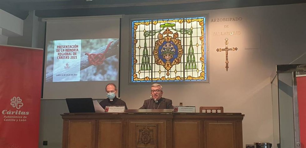 (DER A IZQ) El Arzobispo Electo De Valladolid, Luis Argüello, Y El Presidente De Cártias Autonómica De Castilla Y León, Jesús Martín De Lera, Durante La Presentación De La Memoria Regional De 2021