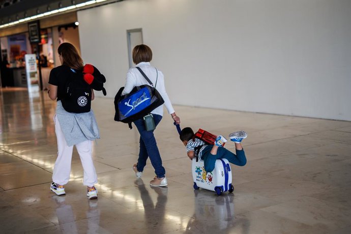 Archivo - Dos mujeres y un niño en la Terminal 4 (T4) del aeropuerto Adolfo Suárez Madrid-Barajas.