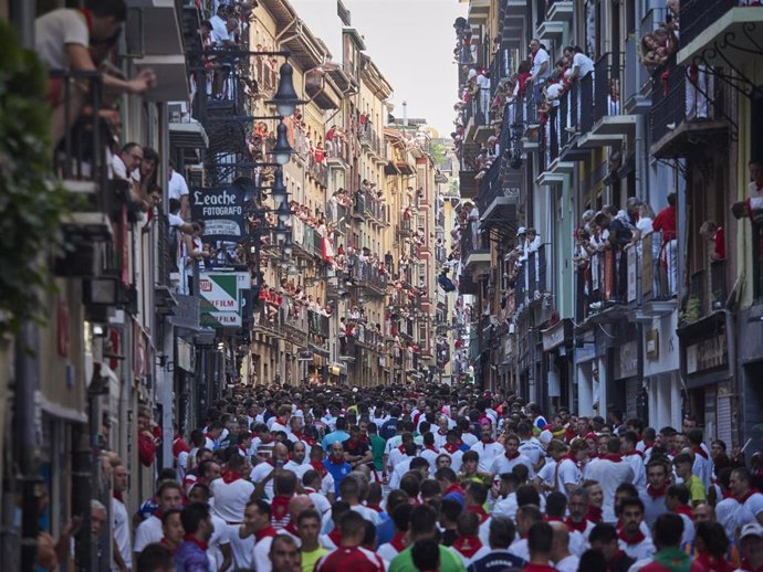 Corredores delante de los toros en el quinto encierro de las Fiestas de San Fermín 2022 de la ganadería Cebada Gago.