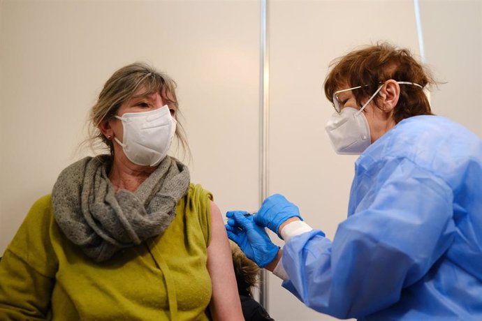 Archivo - 01 March 2022, Bremen: Martina Zongos (L) receives a dose of Novavax vaccine against COVID-19 in a vaccination booth at a vaccination center. Photo: Markus Hibbeler/dpa