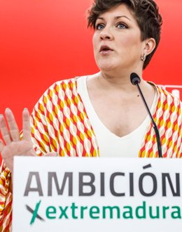 La portavoz del PSOE de Extremadura, Soraya Vega, en rueda de prensa este lunes en Mérida