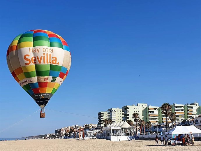 El globo de la campaña promocional 'Hay otra Sevilla' ya se ha dejado ver por la playa de Matalascañas.