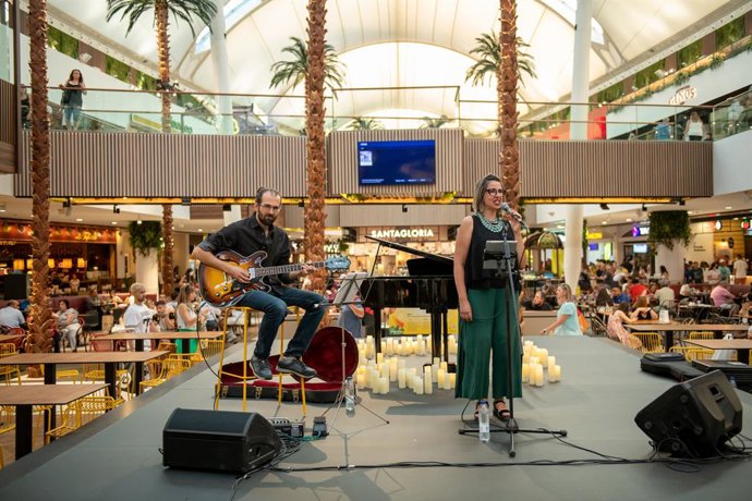 Actuación musical en la zona de restauración 'agora' en intu Xanadú