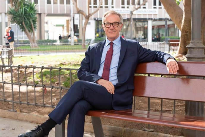 El exministro José Guirao, sentado un banco del almeriense parque de Oliveros, en la capital