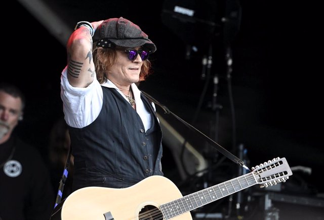 19 June 2022, Finland, Helsinki: American musician and actor Johnny Depp performs with English guitarist Jeff Beck during the Helsinki Blues Festival. Photo: Jussi Nukari/Lehtikuva/dpa