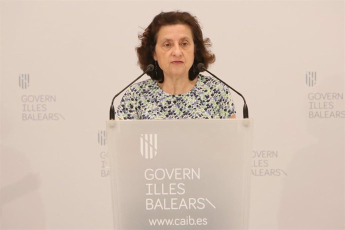 Archivo - La consellera de Asuntos Sociales, Fina Santiago, en rueda de prensa tras el Consell de Govern.