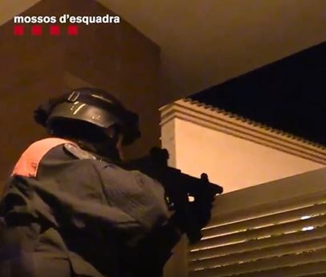 Un agent que participa en l'operatiu policial