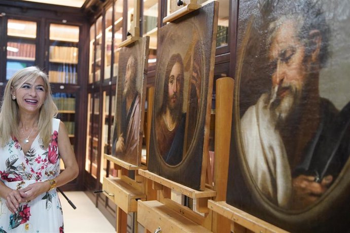 La consejera de Cultura en funciones, Patricia del Pozo, ha presentada las tres tablas restauradas en la sede de La Loyola en Dos Hermanas.