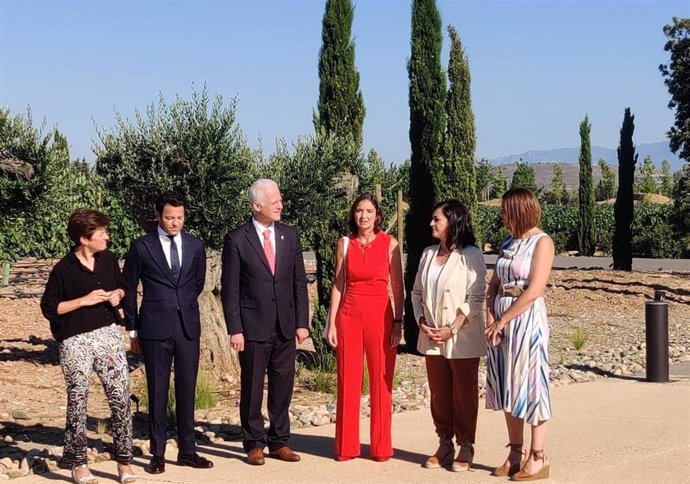 La ministra de Industria, Comercio y Turismo, Reyes Maroto, junto a la presidenta riojana, Concha Andreu, el alcalde de Logroño, Pablo Hermoso de Mendoza, y la delegada del Gobierno, María Marrodán, antes de presentar el Plan de Enogastronomía