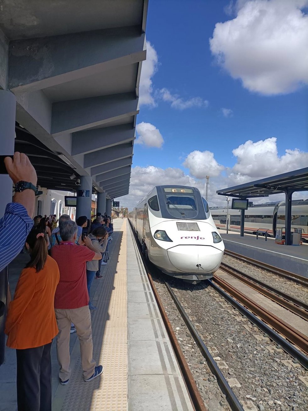 Tren Alvía entrando en la estación de Mérida
