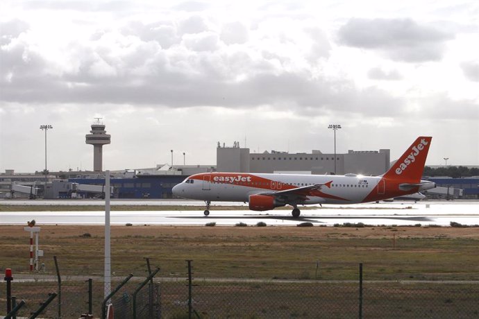 Archivo - Un avión en una de las pistas del aeropuerto de Palma. 