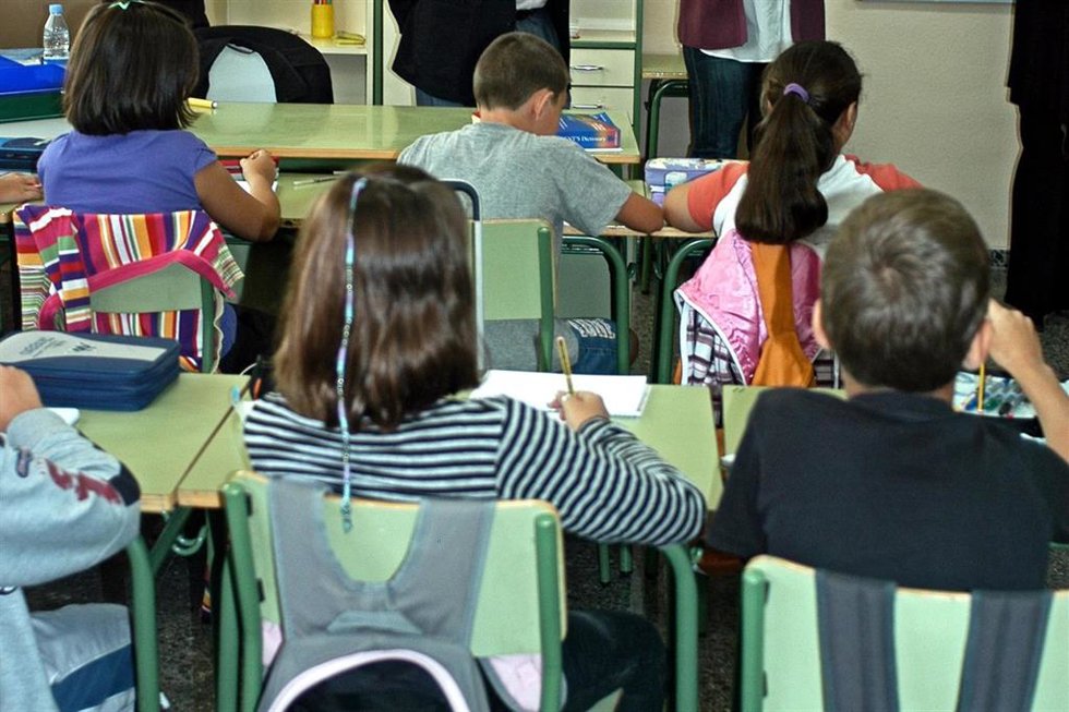 Archivo - Niños en el colegio, becas, material escolar