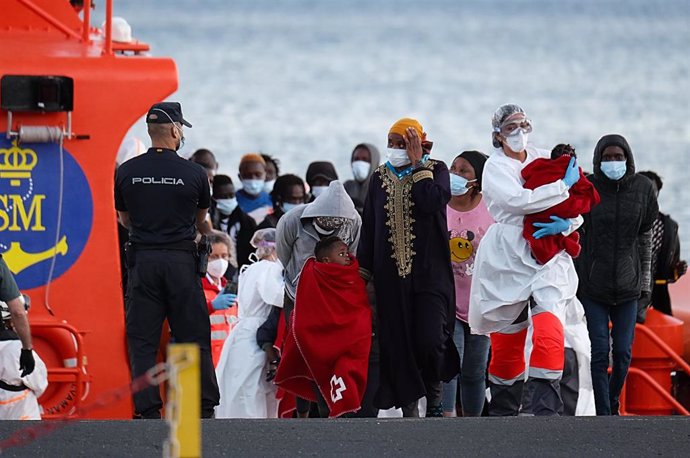 Archivo - Una sanitaria lleva en brazos a una niña que llega a tierra junto con otros migrantes tras el rescate del buque Salvamar Mizar a una patera, a 17 de junio de 2021, en Fuerteventura, Islas Canarias (España)