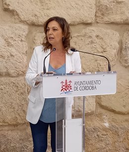 La parlamentaria andaluza del PSOE por Córdoba Isabel Ambrosio, al anunciar su despedida del Ayuntamiento de Córdoba.