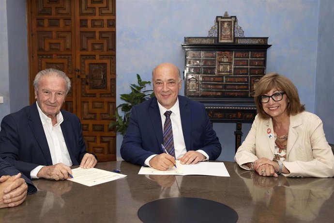El presidente de la Diputación de Córdoba, Antonio Ruiz (centro), en la firma con Córdoba Futura.