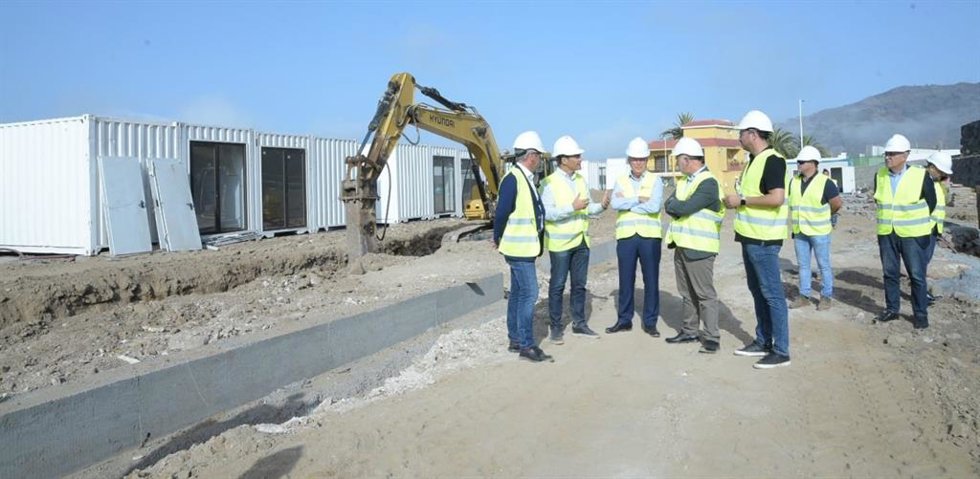 El presidente de Canarias, Ángel Víctor Torres, visita las obras de instalación de las 121 viviendas modulares para familias afectadas por el volcán de La Palma en el municipio de Los Llanos de Aridane