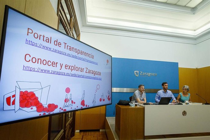 El técnico municipal Rubén Notivol, el consejero de Participación y Relación con los Ciudadanos, Javier Rodrigo, y la jefa de la Oficina de Participación, Transparencia y Gobierno Abierto, María Jesús Fernández, presentan el nuevo Portal de Transparenci