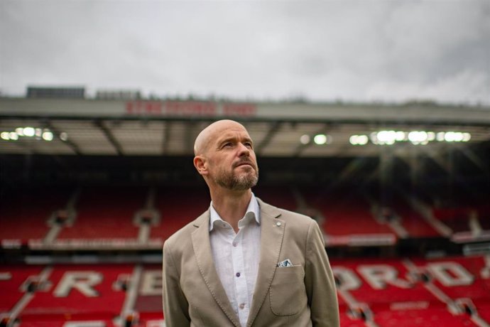 Archivo - El entrenador del Manchester United, Erik ten Hag, durante su presentación en Old Trafford.