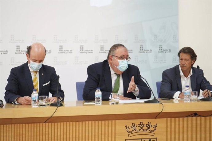 El consejero de Sanidad, Alejandro Vázquez, (centro) durante la jornada sobre prevención del suicidio con medios de comunicación.