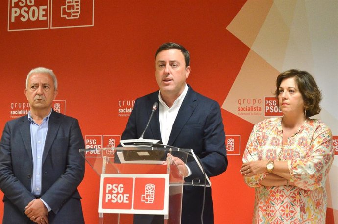 El secretario xeral del PSdeG, Valentín González Formoso, con los viceportavoces parlamentarios del PSdeG Luis Álvarez y Begoña Rodríguez Rumbo